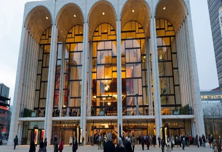 مسرح 61287114060.jpg