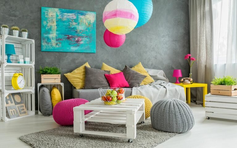 كيف تنسق الوسائد والألوان في ديكور منزلك؟