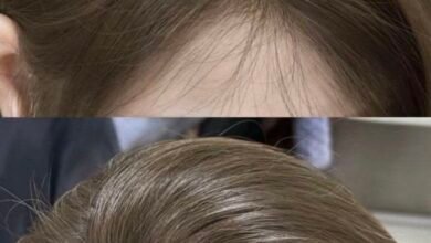 روتين متكامل للعناية بالشعر يظهر زيوت طبيعية وأدوات تصفيف صحية لتعزيز قوة ولمعان الخصلات.