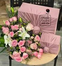 تغليف الهدايا والورد