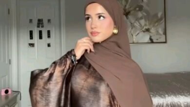 إطلالة ملكية تعكس موضة جديدة للعبايات لعام 2026، تتميز بقصة الطبقات العصرية (Layered Abaya) وألوان ترابية دافئة، مع تطريز يدوي ناعم على الأكمام المنفوخة وتنسيق راقٍ مع فستان داخلي وحجاب متناغم.