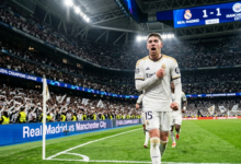 "نجم ريال مدريد فيديريكو فالفيردي يصرخ محتفلاً في مباراة مانشستر سيتي بدوري أبطال أوروبا 2026، مع خلفية تظهر لوحة النتيجة في استاد سانتياغو برنابيو وشعار موقع الحريفة."