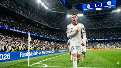"نجم ريال مدريد فيديريكو فالفيردي يصرخ محتفلاً في مباراة مانشستر سيتي بدوري أبطال أوروبا 2026، مع خلفية تظهر لوحة النتيجة في استاد سانتياغو برنابيو وشعار موقع الحريفة."