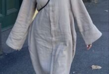 موديل ترتدي فساتين واسعة محتشمة بتصميم عصري وألوان صيفية هادئة تناسب موضة عام 2026.