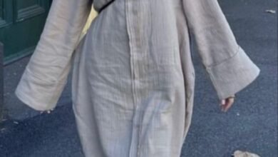 موديل ترتدي فساتين واسعة محتشمة بتصميم عصري وألوان صيفية هادئة تناسب موضة عام 2026.