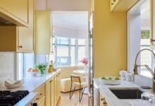 تصميمات المطابخ الصغيرة والمساحات الضيقة.. 10 أفكار ذكية لاستغلال كل سنتيمتر 107 تصميمات المطابخ الصغيرة