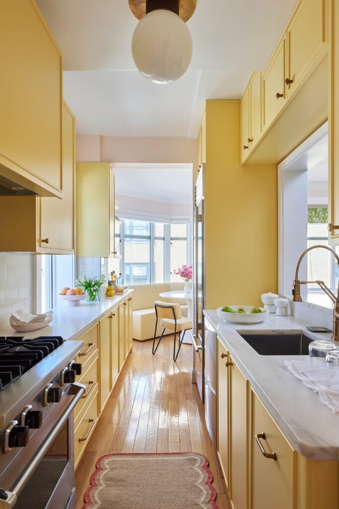 تصميمات المطابخ الصغيرة والمساحات الضيقة.. 10 أفكار ذكية لاستغلال كل سنتيمتر 3 تصميمات المطابخ الصغيرة