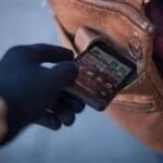 "صورة تعبيرية لمضبوطات من الهواتف المحمولة المسروقة التي استردتها الأجهزة الأمنية، مع ظهور رجال الشرطة في أحد أقسام القاهرة الجديدة أثناء التحقيق في اعترافات تشكيل عصابي تخصص في سرقة الهواتف الذكية بالتجمع لعام 2026."