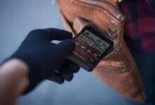 "صورة تعبيرية لمضبوطات من الهواتف المحمولة المسروقة التي استردتها الأجهزة الأمنية، مع ظهور رجال الشرطة في أحد أقسام القاهرة الجديدة أثناء التحقيق في اعترافات تشكيل عصابي تخصص في سرقة الهواتف الذكية بالتجمع لعام 2026."