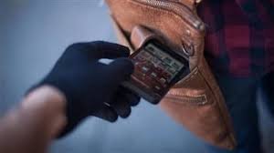 "صورة تعبيرية لمضبوطات من الهواتف المحمولة المسروقة التي استردتها الأجهزة الأمنية، مع ظهور رجال الشرطة في أحد أقسام القاهرة الجديدة أثناء التحقيق في اعترافات تشكيل عصابي تخصص في سرقة الهواتف الذكية بالتجمع لعام 2026."